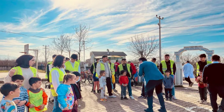 El ele verip ilkokulun duvarlarını boyadılar