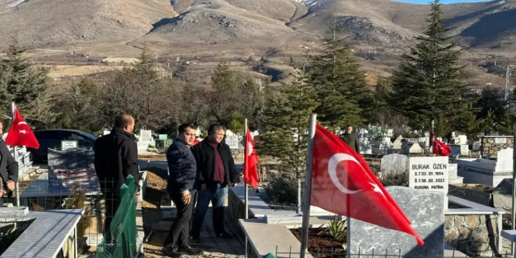 Ekinözü’nde deprem mezarlığı bayraklarla donatıldı
