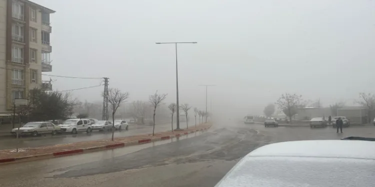 Besni güne kar yağışıyla uyandı