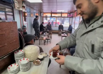 Ferdi Tayfur hayranı muhtar herkese ücretsiz Rize çayı dağıttı