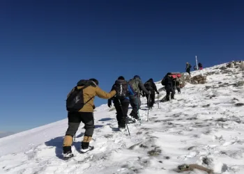 7 saatlik yürüyüş sonunda Türk bayrağını değiştirdiler
