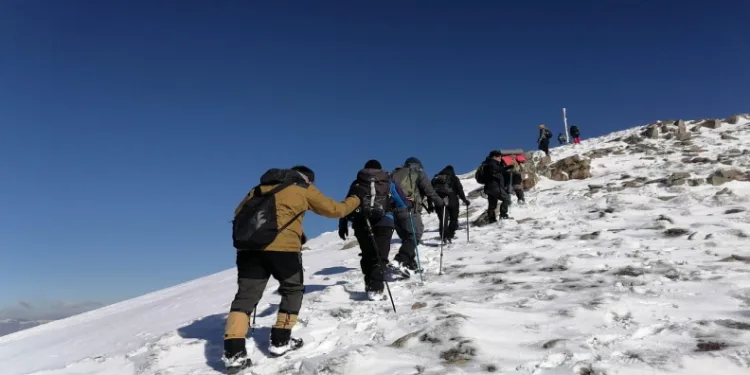 7 saatlik yürüyüş sonunda Türk bayrağını değiştirdiler