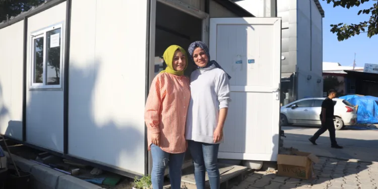 Hayallerine çadırda gözleme yapıp satarak başladılar
