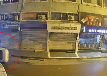 Çamura saplanarak derede mahsur kalan inek, iş makinesiyle kurtarıldı