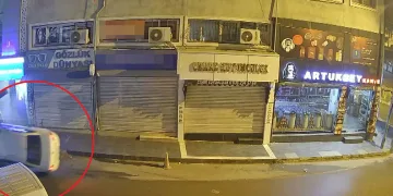 Çamura saplanarak derede mahsur kalan inek, iş makinesiyle kurtarıldı