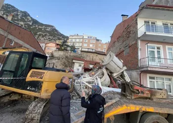 Otomobille çarpışan motosikletli genç, 11 günlük yaşam savaşını kaybetti