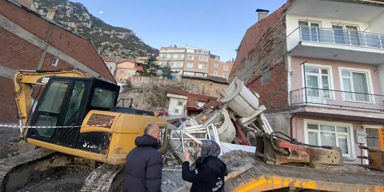 Otomobille çarpışan motosikletli genç, 11 günlük yaşam savaşını kaybetti