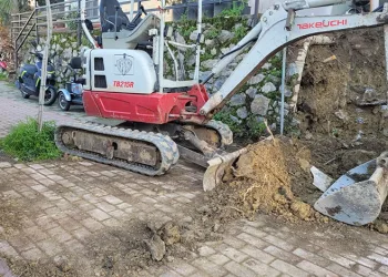 Isınmak için yakılan ateş söndürülmeyince yangın çıktı