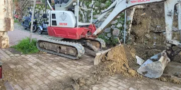 Isınmak için yakılan ateş söndürülmeyince yangın çıktı