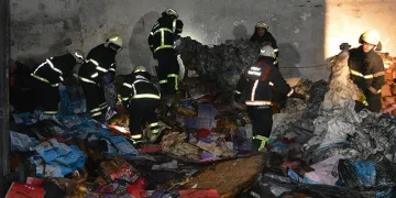 Isınmak için yakılan ateş söndürülmeyince yangın çıktı