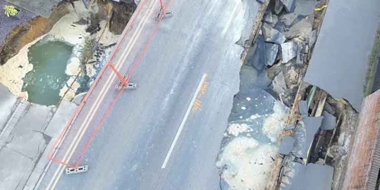 İngiltere’de 20 metre genişliğindeki obruk bahçeyi yuttu