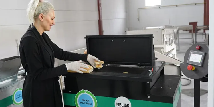 Bayat ekmek ve yemek atıkları sokak hayvanları için mamaya dönüştürülüyor