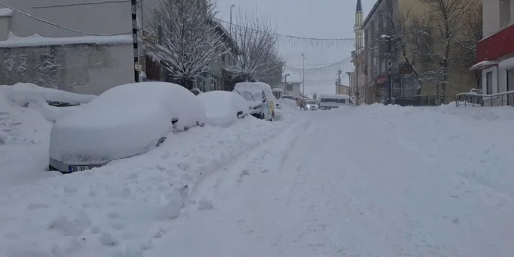 Tunceli’de köy yolları kapandı, okullar tatil edildi