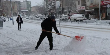 Erzurum’da kar yağışı ilçeleri adeta felç etti
