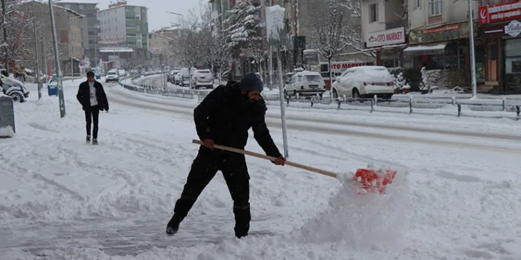 Erzurum’da kar yağışı ilçeleri adeta felç etti