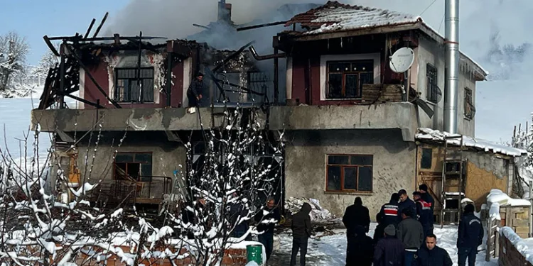 4 kişilik ailenin yaşadığı ev yangında kullanılamaz hale geldi