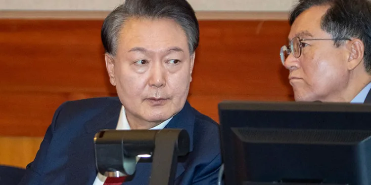 Güney Kore Devlet Başkanı Yoon, ceza davasının ilk duruşmasında hakim karşısına çıktı