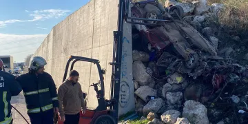 İstinat duvarına çarpan otomobil hurdaya döndü
