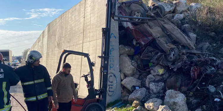 İstinat duvarına çarpan otomobil hurdaya döndü