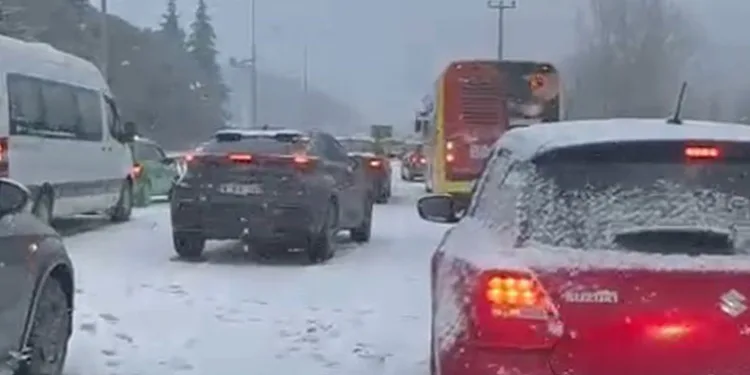 Bursa’da kar başladı: Kar lastiği olmayanlar yolda kaldı