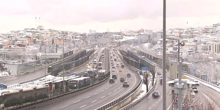 İstanbul’da okullara kar tatili trafiğe yaradı