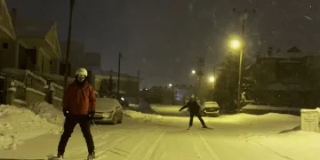 Erzurum’un cadde ve sokakları kayak pistine döndü