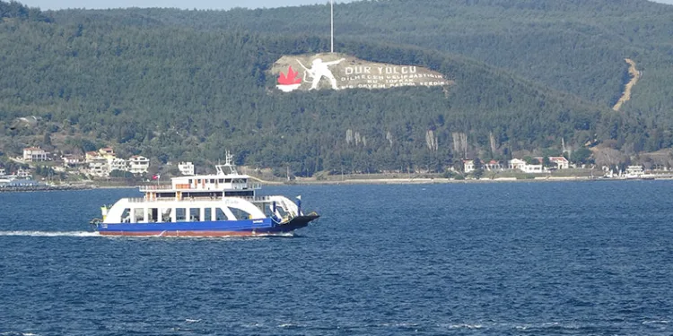 Gökçeada’ya feribot seferlerine fırtına engeli