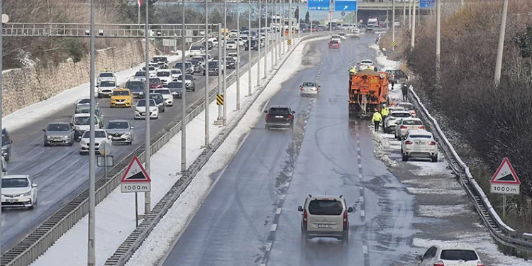 Bursa’da kardan kapanan Mudanya yolu açıldı