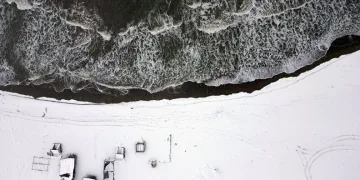 Karadeniz’in hırçın dalgaları karla buluştu