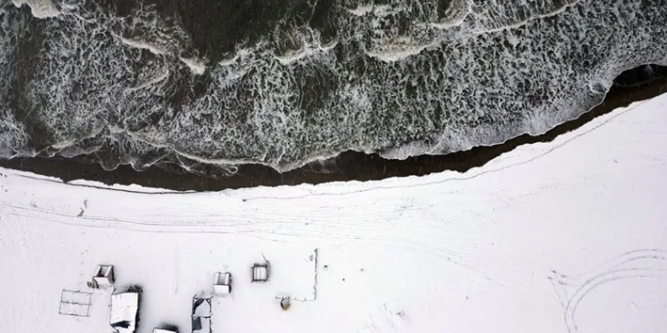 Karadeniz’in hırçın dalgaları karla buluştu