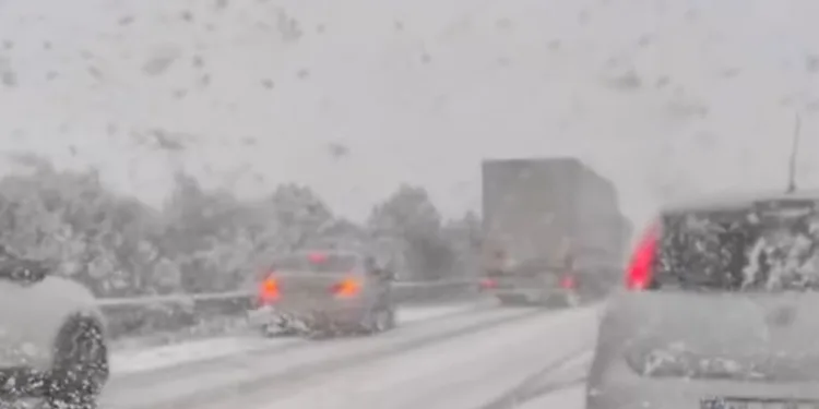 Bursa’da karlı yolda 25 araç birbirine girdi