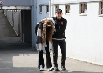 Kadın görünümlü erkek torbacı tutuklandı