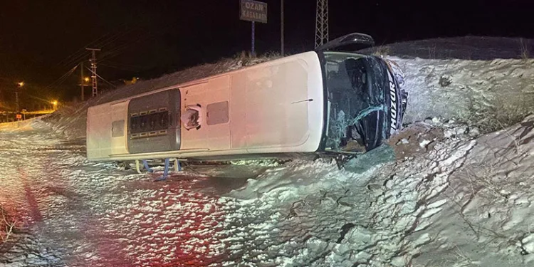 Yozgat’ta yolcu otobüsü devrildi: 5 yaralı