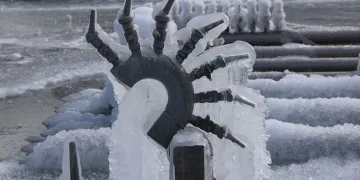 Kayseri dondu, süs havuzları buz tuttu