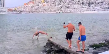 Dondurucu havada denize girdiler