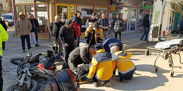 Buzlanan yolda kayan motosikletteki 2 kişi yaralandı