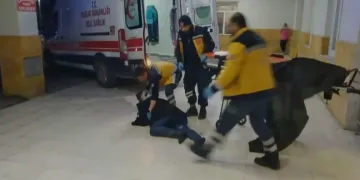 Sivas’ta, sağlık ekipleri yaralıyı sedyeden düşürdü