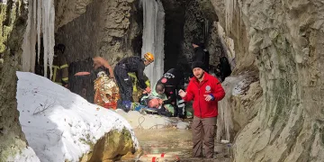 Buz kaplı yoldan çıkan otomobil 30 metreden kanyona uçtu