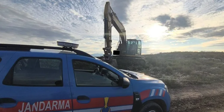 Hazine arazisinde kaçak kazı yapan şahıslar yakalandı