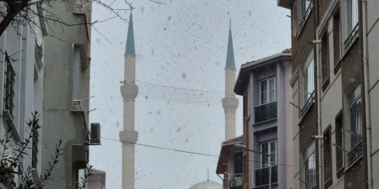 Tekirdağ’da lapa lapa kar yağışı
