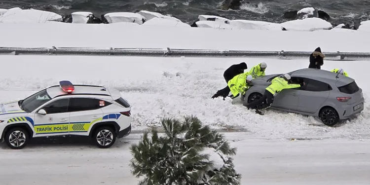 Karadeniz Sahil Yolu’nda bozulan aracı trafik polisleri itti