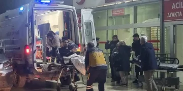 Ayağından vuruldu, hastaneye sevk edilirken gazetecileri hedef aldı
