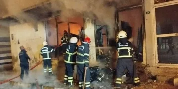 Bitişik 2 işyerinde yangın