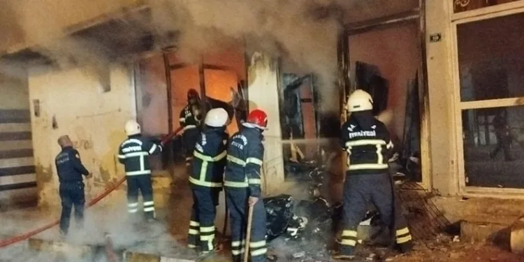 Bitişik 2 işyerinde yangın