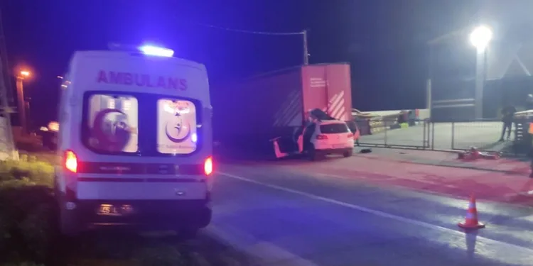 Akhisar’da otomobil tıra çarptı: 2 ölü