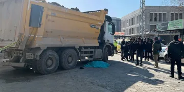 Hafriyat kamyonunun altında kalan yaşlı vatandaş can verdi