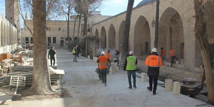 Deprem’de hasar gören 11 cami ibadete açıldı