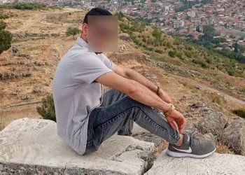 Öz babasını kıraathane önünde öldürdü