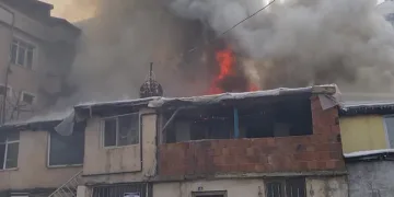 3 ailenin yaşadığı gecekondu alevlere teslim oldu