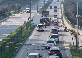 Gemlik’te tırın üzerindeki makine yola devrildi